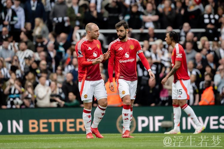 阿莫林40岁无奈蹲地！曼联1周内2场比赛失误频发 1-4惨败再添4大尴尬